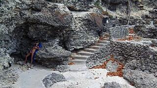 Dünnes Girl stöhnt beim Masturbieren am öffentlichen Strand bei Sonnenuntergang