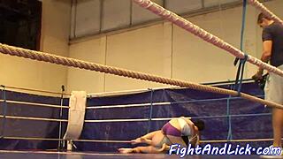 レズビアンティーンがボクシングリングで激しくレスリング