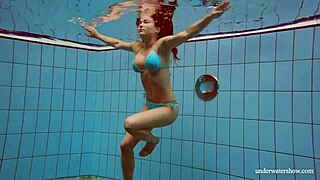 Видел ли ты миниатюрную брюнетку Deniska мокрую в подводной ванне с сексуальными движениями?