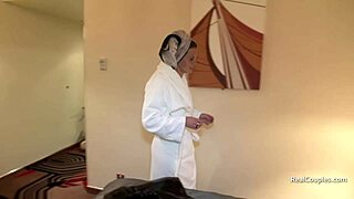 Uhh, Moglie che Si Lava e Si Veste Prima di un'Azione Anale!