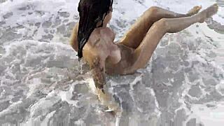 Моника Фокс раздевается на публичном пляже и голышом плавает в Атлантике после смелой позы