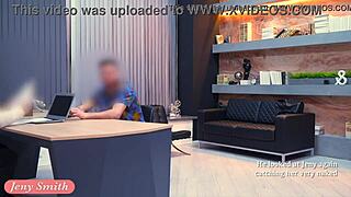 Jeny Smith îl tachinează pe tip în interviu de angajare fals, cam ascuns