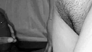 Индийски жребец чука тесната путка на лелките в дива история.