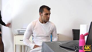 صديقة شقراء متلبسة بالجوارب مع صاحبها
