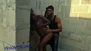 ストリートギャングが縛られたセックス奴隷を屋外で支配