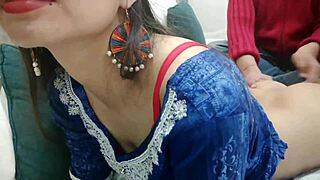 รู้สึกสกปรกมากตอนแม่เลี้ยง Desisaarabhabhi ให้จับตูดบนเตียง