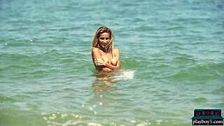 Smuk ukrainsk milf Cara Mell, vil du se hende strippe nøgen på denne strand?