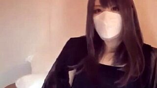 酒店房间里偷拍可爱亚洲人妖独自自慰！