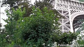 וואו, בחורה חמודה מקבלת זיון משני זינים גדולים ליד מגדל אייפל בפריז!