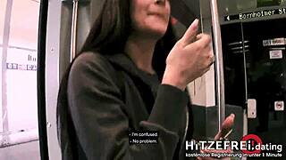 Hitzefrei Dating: Berliiniläinen tyttö alasti ja pannaan S-Bahn-asemalla