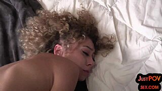 Chceš vidieť malú 18+ 21-ročnú šukanú po hre s vibrátorom?