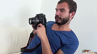 Roșcata se bucură de sperma străinului în timpul castingului sălbatic.