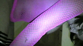 Amaterska beba moli da je jebu i svrše u njene gaćice