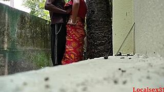 Bhabi kampung kesepian nikmati seks luar dengan orang asing!