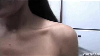 Ei, acredita como essa milf asiática magra dá uma punheta como uma pro?