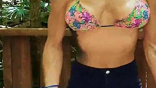 जंगल में, उसकी लचीली हरकतें चौंकाती हैं। यह वाइल्ड फेटिश शो है।