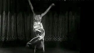 Retro showgirls onthullen verborgen charmes vanavond.