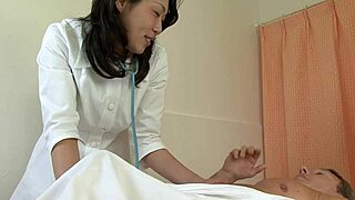 Frumusețe asiatică ia doi băieți într-un trio sălbatic