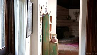 Mačehina deviška hči Cassidy Klein in Jelena Jensen v vročem lezbijskem akciji.