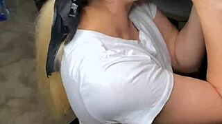 Blondinka daje umazano pihanje velikemu črnemu kurcu. Vzame spermo v usta.