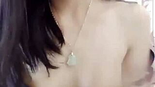 哇，看这个中国美女在直播！她奶水直流。好热！🔥💦