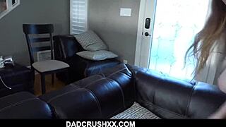 فتاة مراهقة مثارة ريفر فوكس تغري زوج أمها