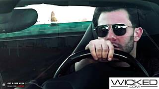 Paholainen tarina kuumasta blondi-bombshellistä, joka saa kovan paskan nopeasti ja kovaa