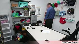 Apa yang lebih panas dari pencuri toko blonde imut yang dilucuti dan dientot cepat?