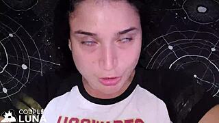 Moglie giovane geme forte durante filmaggio anale rude