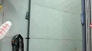 Гей-красавчик демонстрирует свое потрясающее тело в дикой акции!