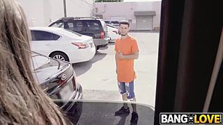 Abella Danger rir hardt på bussen med Charley Chase og Jay Bangher