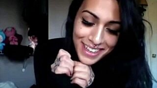 Hé, tu veux mater cette transe chaude sucer et chevaucher un gode ?