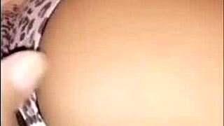 إسبيرانزا غوميز تستمتع بجلسة لعق كس مكثفة.