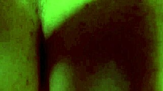 Ich verlor meine Jungfräulichkeit an die heiße MILF-Nachbarin nebenan. Sie war wild!