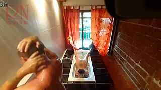 覗き魔が太った主婦のソープィーシャワーでマンコを剃るのを見る。