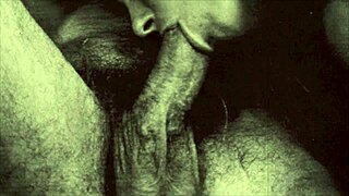 Tuffati nell'azione retrò con pompini a cazzo mostro in uno scontro vintage bisessuale ragazzi contro ragazze