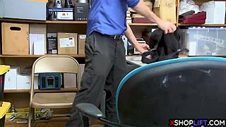 Hey, Cewek Asia Kecil, Tukar Memekmu Biar Gak Masuk Penjara!