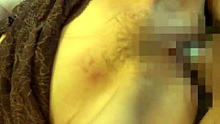 Japanska milf sa velikim sisama uživa u zabavi na otvorenom.