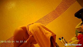 间谍摄像头捕捉淋浴中的裸露奶子