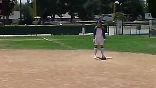 Kan inte sluta röra mig själv utomhus efter baseball, min lilla April-kropp längtar så mycket, gnider fittan under solen med varje drag som driver mig vild