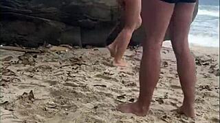 समुद्र तट पर वाइल्ड ऑर्गी, सबके सामने चोदाई!