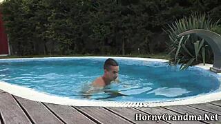 Hej babičko, chceš se nechat vyjíst hned teď?