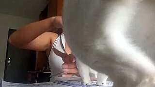 Sarah Rosa își împărtășește țâțele mari în vlog