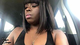 Sigara İçen Ebony Kraliçe Araba Sahnesinde Domine Ediyor