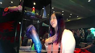 我和Lexi Mansfield逛AVN展会，太刺激了，她是色情明星