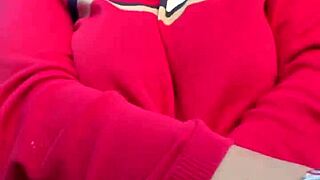 Busty ebony se chlubí obřími bradavkami při tření prsou venku