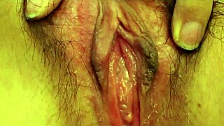 中国模特Ruisha在露骨视频中近距离展示湿润阴户，别错过她巨大曲线吸引所有注意力！