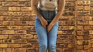 Jeg kan ikke få nok af denne tatoverede tøs, der pisser overalt i samling!