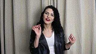 Lambí a Buceta Peluda Ruiva da Minha Amiga Enquanto Ela Gemia!