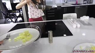 Cewek Kerdil Dewasa Gabung Kontes Seks Keluarga Pertama Kali